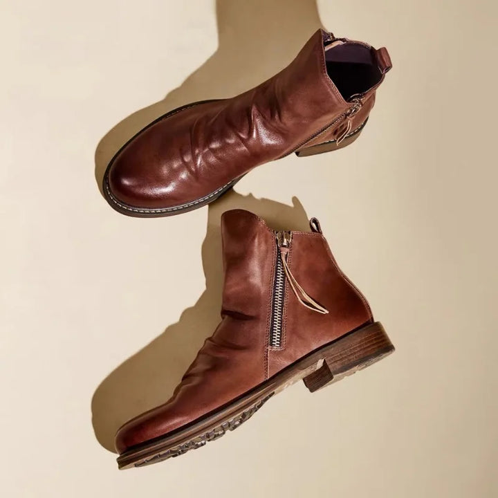 Elegante heren Chelsea laarzen van bruin en grijs leer met ritssluiting en antislip rubberen zool. Geschikt for heren.