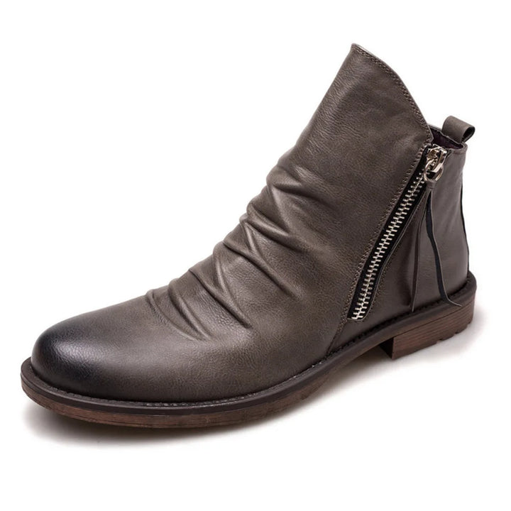 Modern design heren Chelsea laarzen in leer, kleur bruin of grijs, met een stevige antislip zool en ritssluiting.