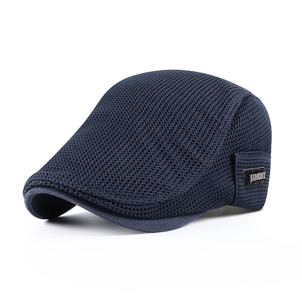 Elegante herenpet in marineblauw, ademend en lichtgewicht, ideaal voor buiten en dagelijks gebruik. Verstelbaar, voor comfort en stijlvol.