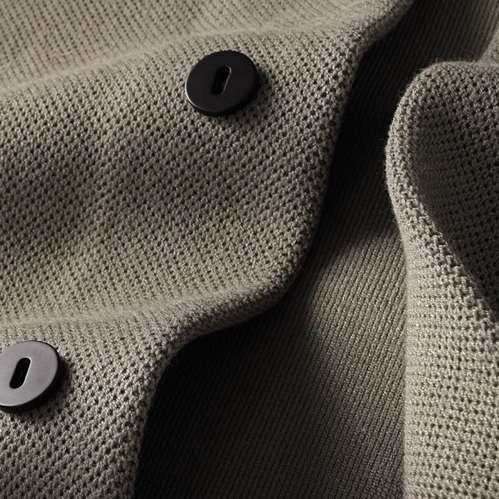 Elegant herenvest in beige, zacht materiaal, stijlvolle snit, comfortabel voor dagelijks gebruik en speciale gelegenheden.