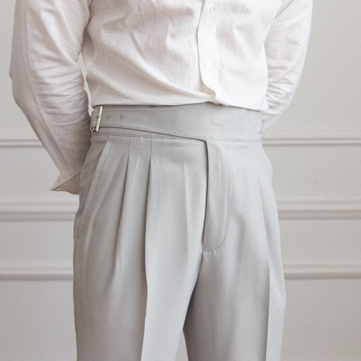 Elegante herenpantalon met stijlvolle gesp, klassiek design, veelzijdig te combineren voor formele gelegenheden.