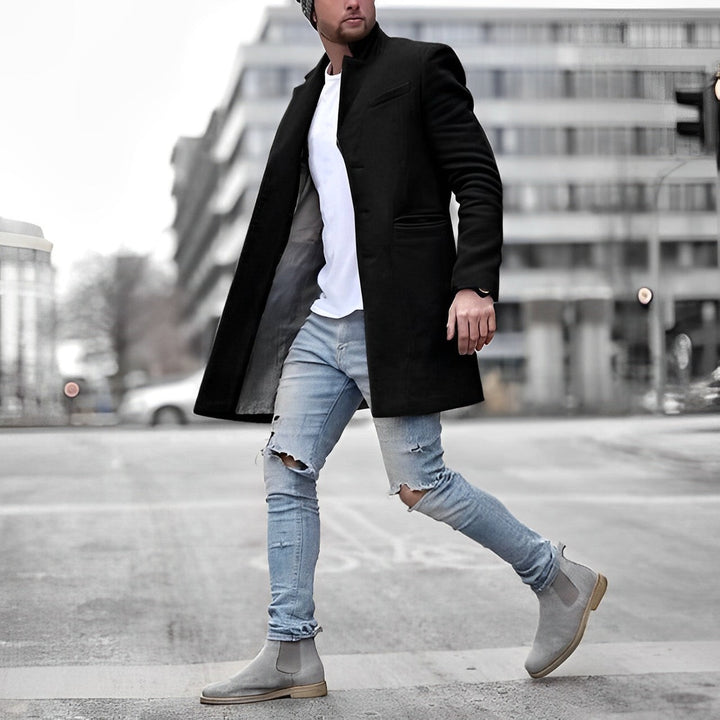 Grijze herenjas toont een onberispelijke pasvorm en hoogwaardige stoffen voor een verfijnde look