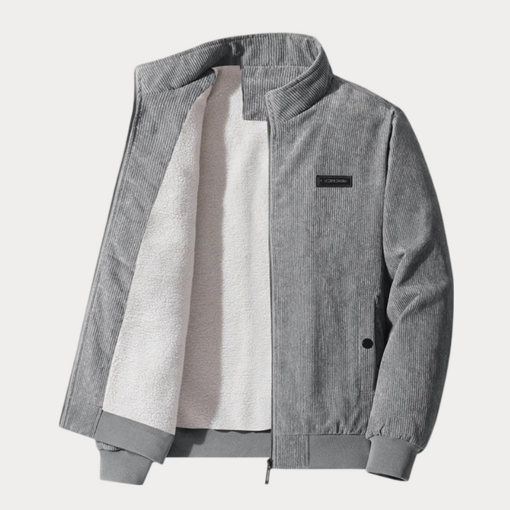 Elegante herenjas met opstaande kraag, modern design en praktische zijzakken, perfect voor koelere dagen.