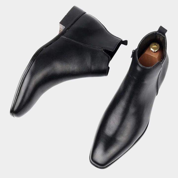 Elegante herenlaarzen in vintage design, bruine lederlook, slanke pasvorm, ergonomische zool voor hoog comfort.
