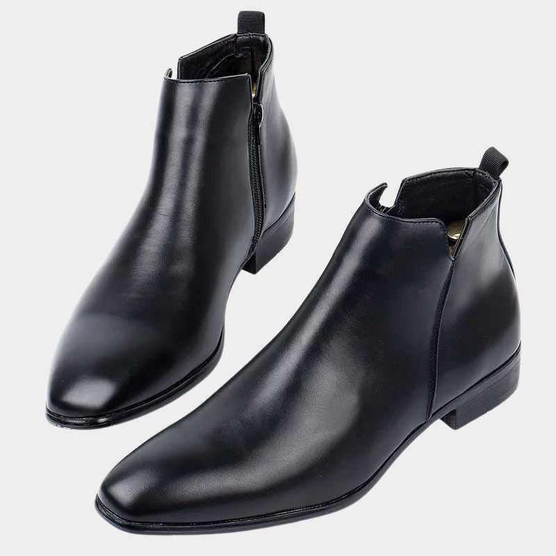Elegante herenlaarzen in vintage design, bruine lederlook, slanke pasvorm, ergonomische zool voor hoog comfort.