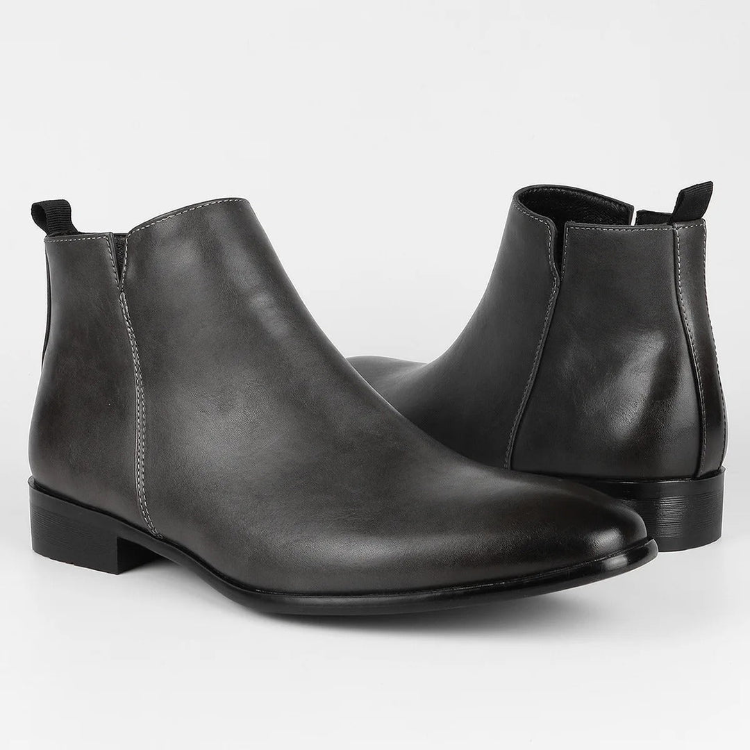 Elegante herenlaarzen in vintage design, bruine lederlook, slanke pasvorm, ergonomische zool voor hoog comfort.