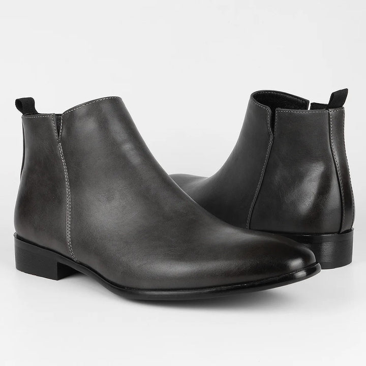 Elegante herenlaarzen in vintage design, bruine lederlook, slanke pasvorm, ergonomische zool voor hoog comfort.