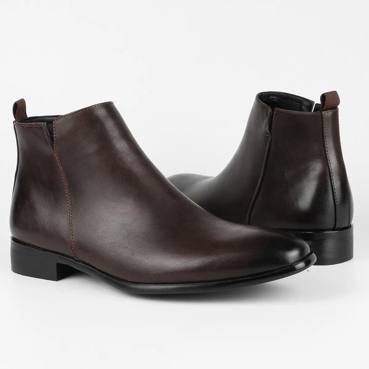 Elegante herenlaarzen in vintage design, bruine lederlook, slanke pasvorm, ergonomische zool voor hoog comfort.
