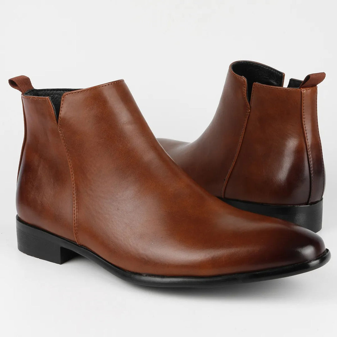 Elegante herenlaarzen in vintage design, bruine lederlook, slanke pasvorm, ergonomische zool voor hoog comfort.