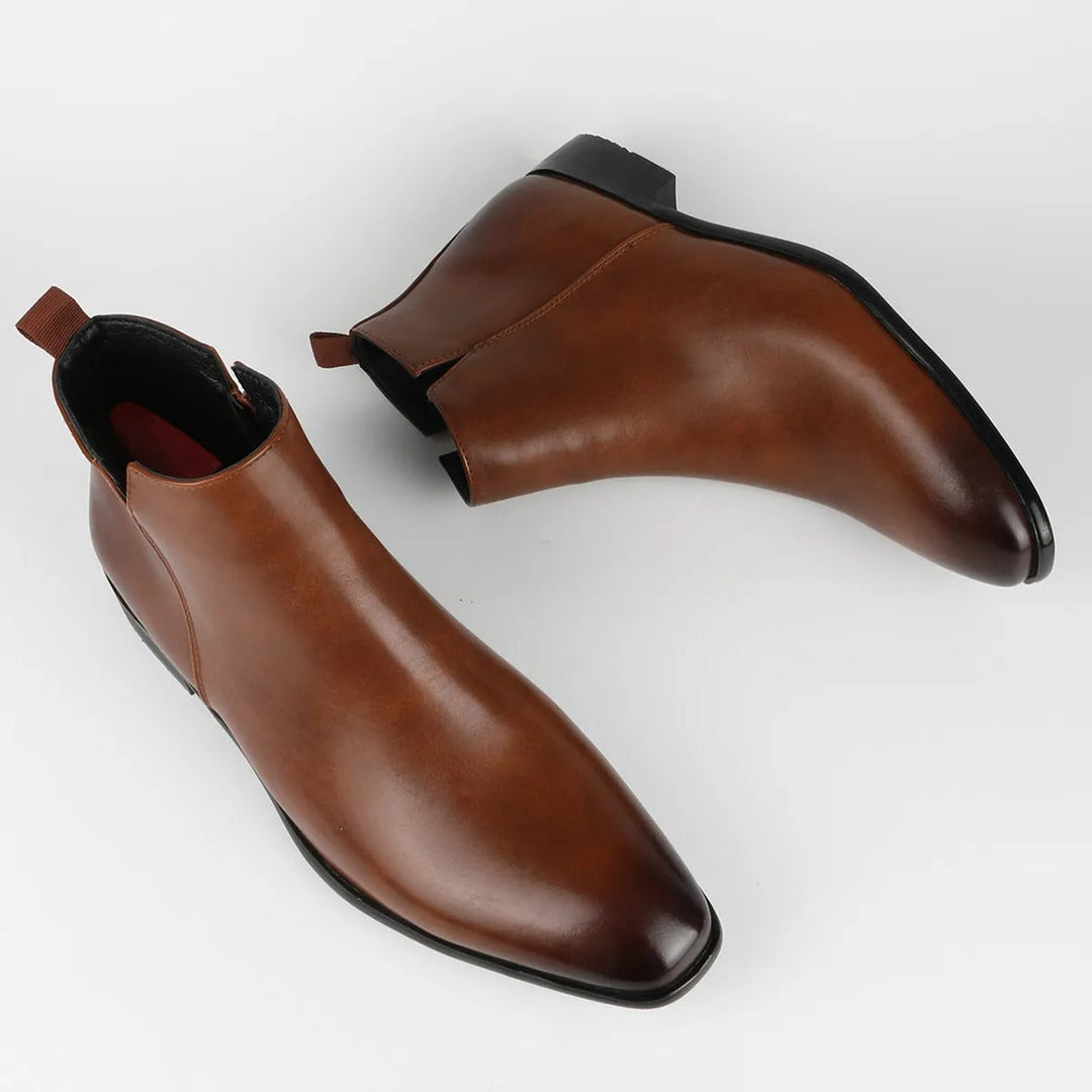 Elegante herenlaarzen in vintage design, bruine lederlook, slanke pasvorm, ergonomische zool voor hoog comfort.