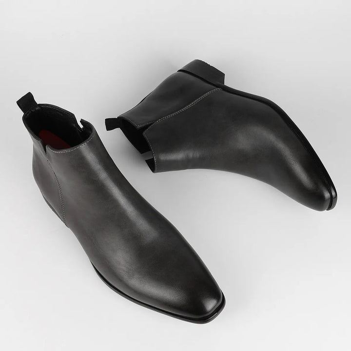 Elegante herenlaarzen in vintage design, bruine lederlook, slanke pasvorm, ergonomische zool voor hoog comfort.