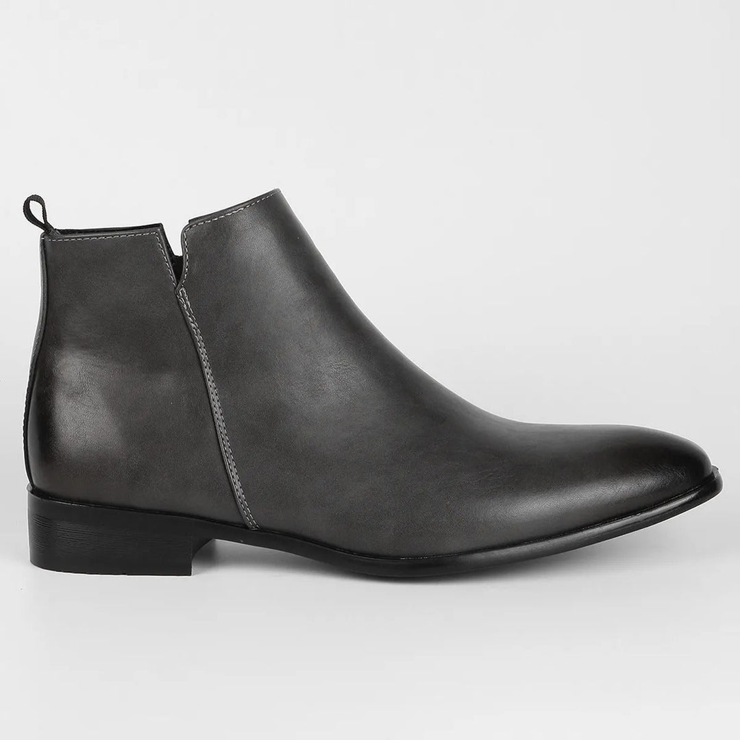 Elegante herenlaarzen in vintage design, bruine lederlook, slanke pasvorm, ergonomische zool voor hoog comfort.