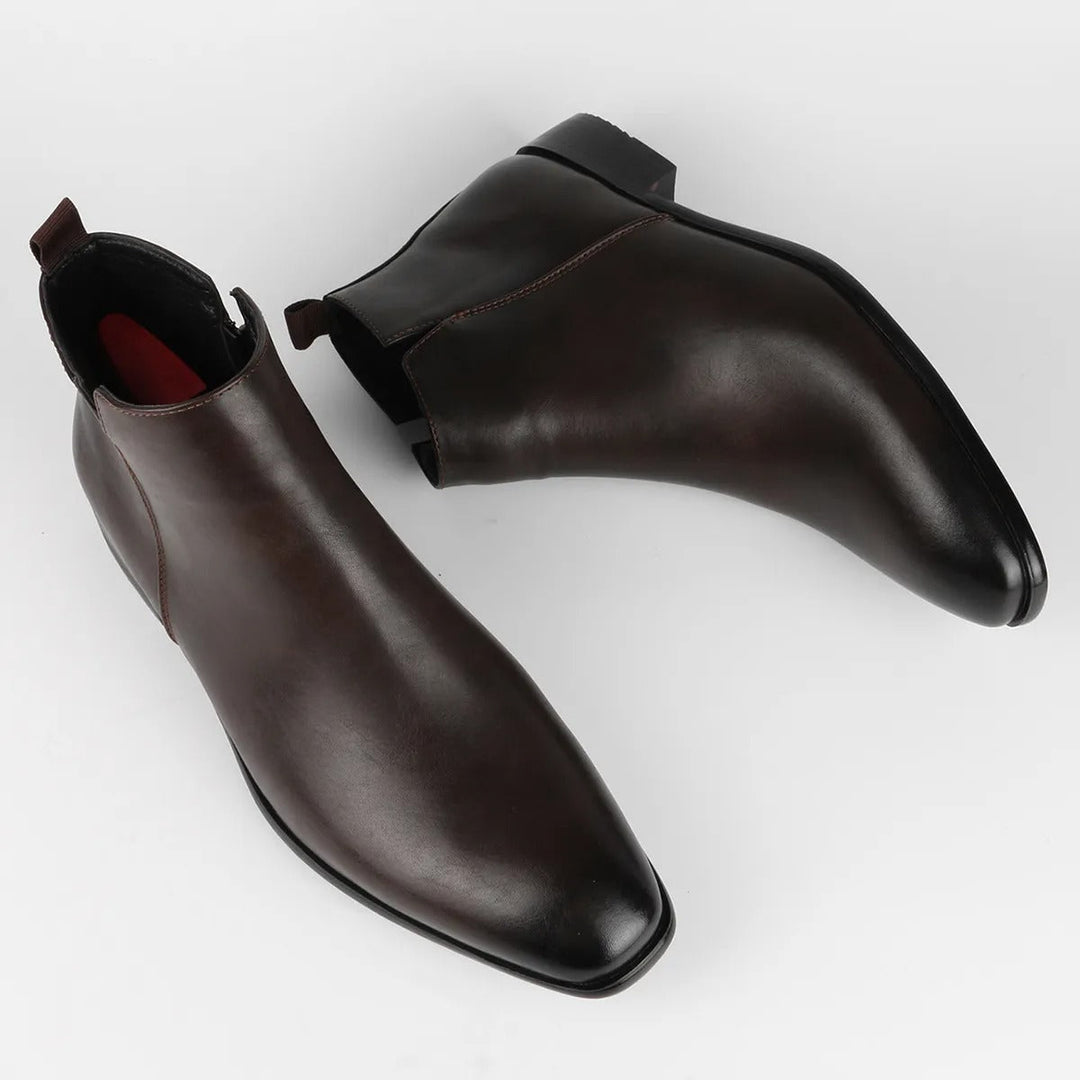 Elegante herenlaarzen in vintage design, bruine lederlook, slanke pasvorm, ergonomische zool voor hoog comfort.