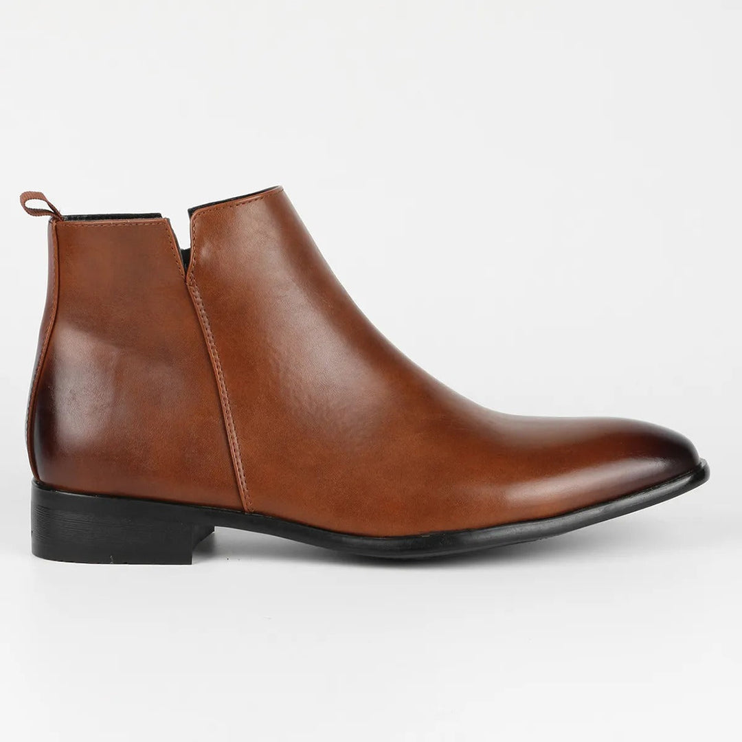 Elegante herenlaarzen in vintage design, bruine lederlook, slanke pasvorm, ergonomische zool voor hoog comfort.