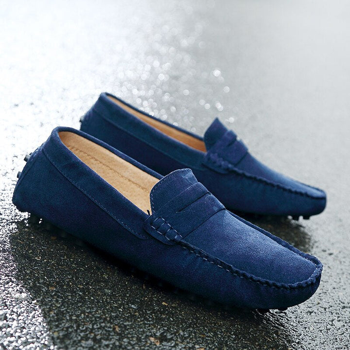 Detail van de verfijnde stiksels op deze Italiaanse heren loafers, comfortabele instappers.