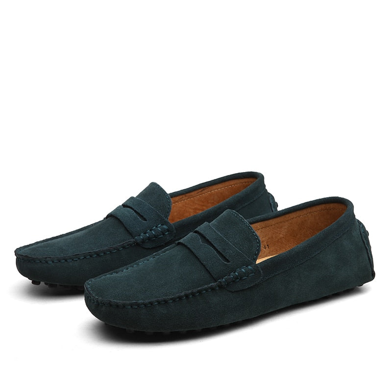 Een paar Italiaanse mode heren loafers, casual en comfortabele instappers voor de moderne man.