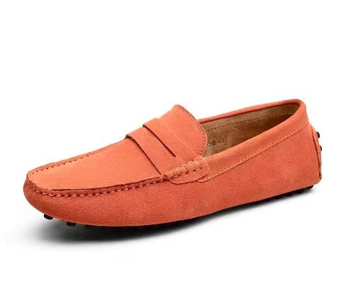 Vooraanzicht van stijlvolle heren instappers, Italiaanse mode loafers met een casual touch.