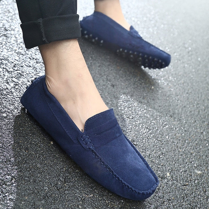 Zwarte Italiaanse mode loafers voor heren, comfortabele casual instappers met een tijdloze uitstraling.