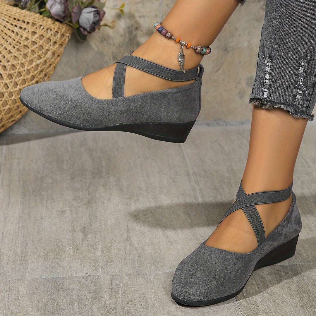 Elegante Karla dames sandalen met gekruiste elastische banden, lage sleehak en zachte zool, ideaal voor comfort de hele dag.