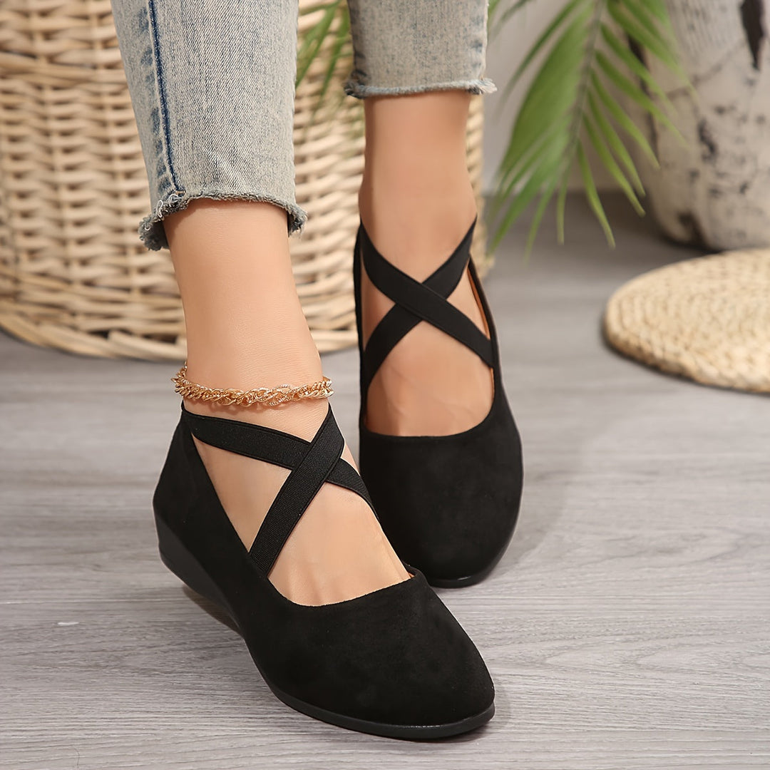 Elegante Karla dames sandalen met gekruiste elastische banden, lage sleehak en zachte zool, ideaal voor comfort de hele dag.