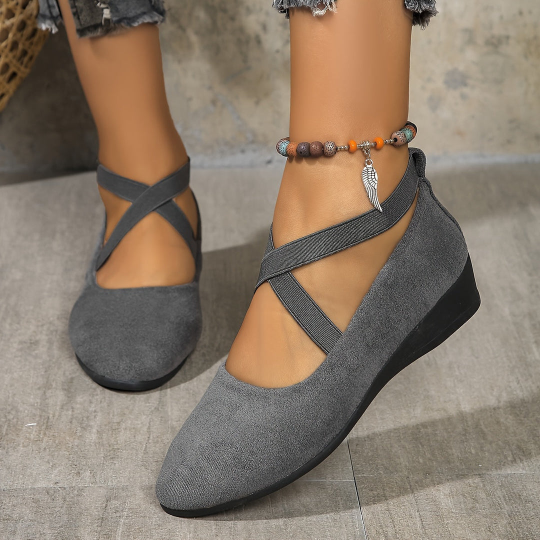 Elegante Karla dames sandalen met gekruiste elastische banden, lage sleehak en zachte zool, ideaal voor comfort de hele dag.
