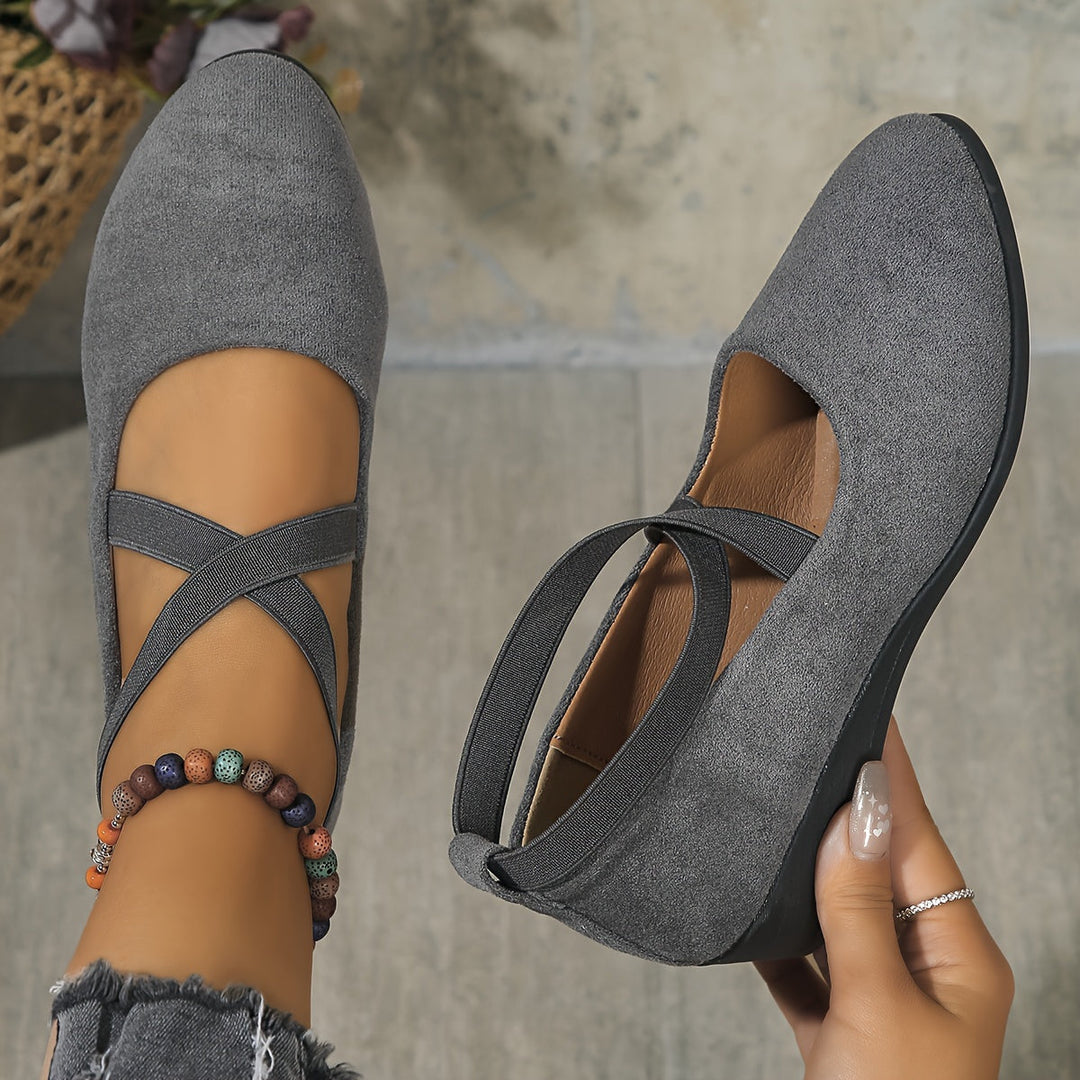 Elegante Karla dames sandalen met gekruiste elastische banden, lage sleehak en zachte zool, ideaal voor comfort de hele dag.