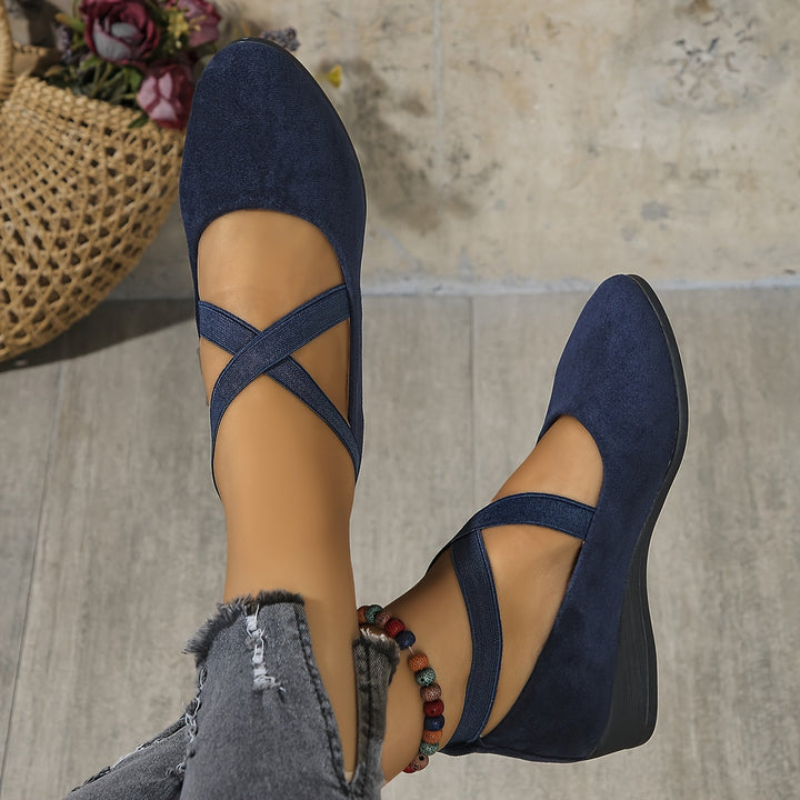 Elegante Karla dames sandalen met gekruiste elastische banden, lage sleehak en zachte zool, ideaal voor comfort de hele dag.