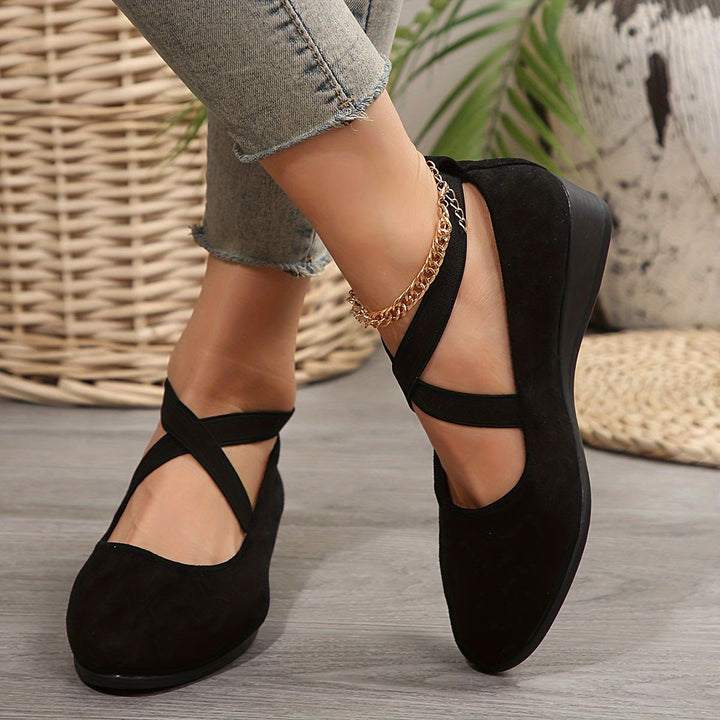 Elegante Karla dames sandalen met gekruiste elastische banden, lage sleehak en zachte zool, ideaal voor comfort de hele dag.