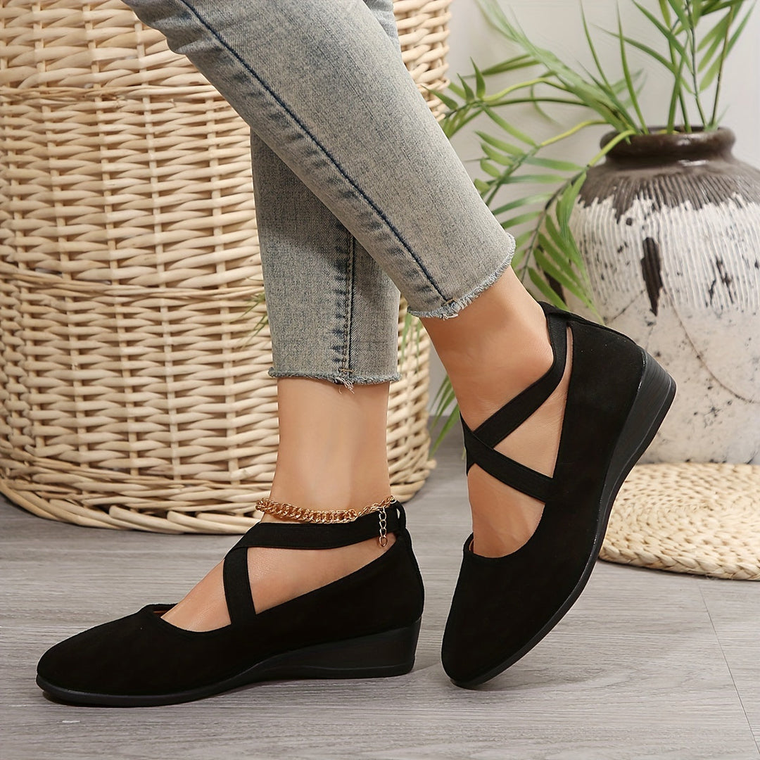 Elegante Karla dames sandalen met gekruiste elastische banden, lage sleehak en zachte zool, ideaal voor comfort de hele dag.