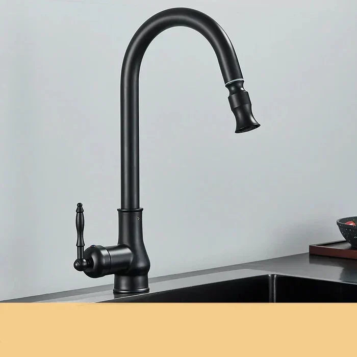 Elegante keukenkraan in antiek messing; vintage design waterkraan met flexibele en draaibare uitloop.