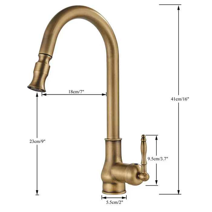 Elegante keukenkraan; keuze uit antiek messing of mat zwart, geavanceerd design en functionaliteit.