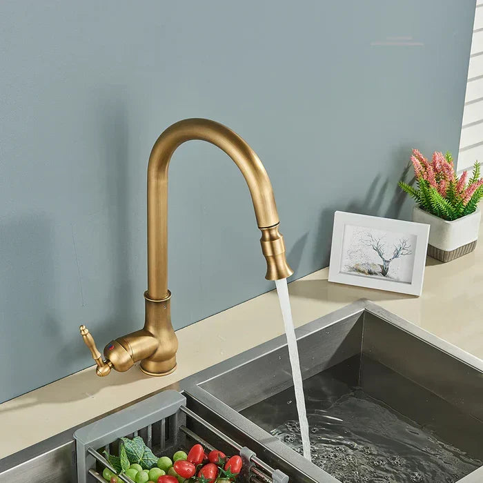 Keukenkraan met flexibele uitloop; elegant design in zowel antiek messing als mat zwart.