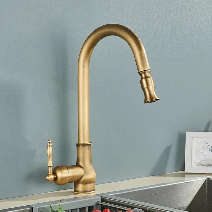 Antiek messing keukenkraan; luxe waterkraan met tijdloos design, geschikt voor elke keukenstijl.