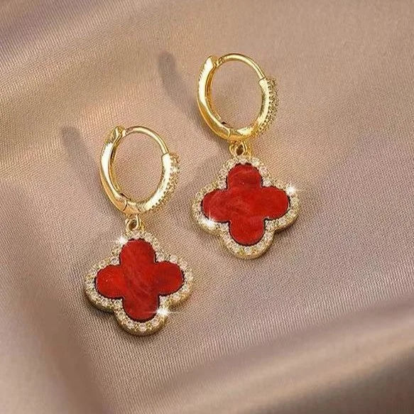 Elegante klavertjevier oorbellen van verguld zilver, symbolisch voor geluk, in de kleur groen, passend bij elke outfit.