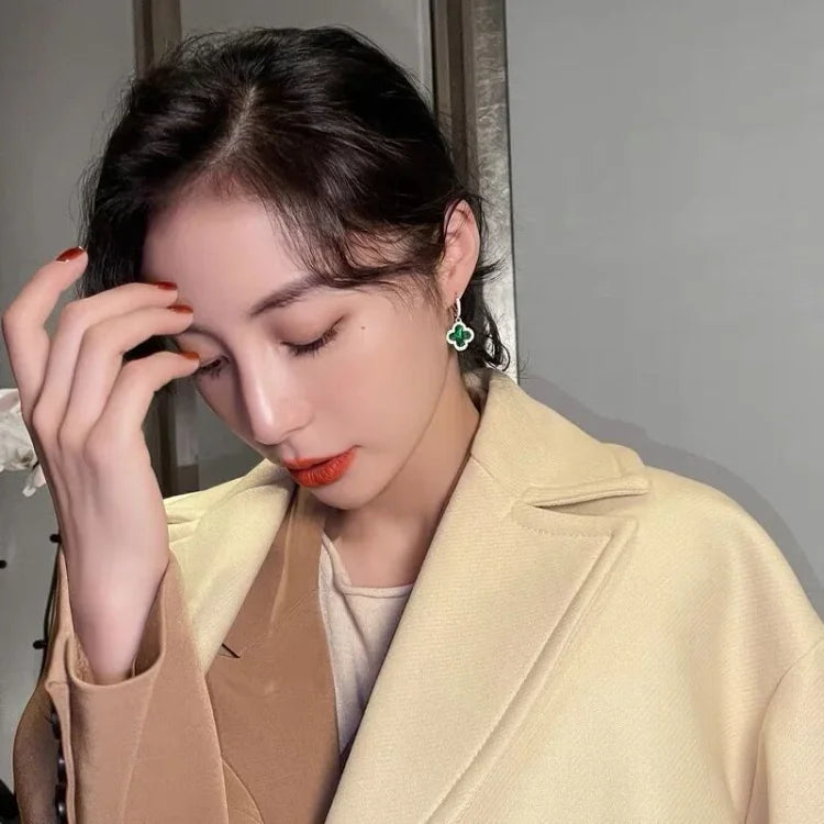 Elegante klavertjevier oorbellen van verguld zilver, symbolisch voor geluk, in de kleur groen, passend bij elke outfit.