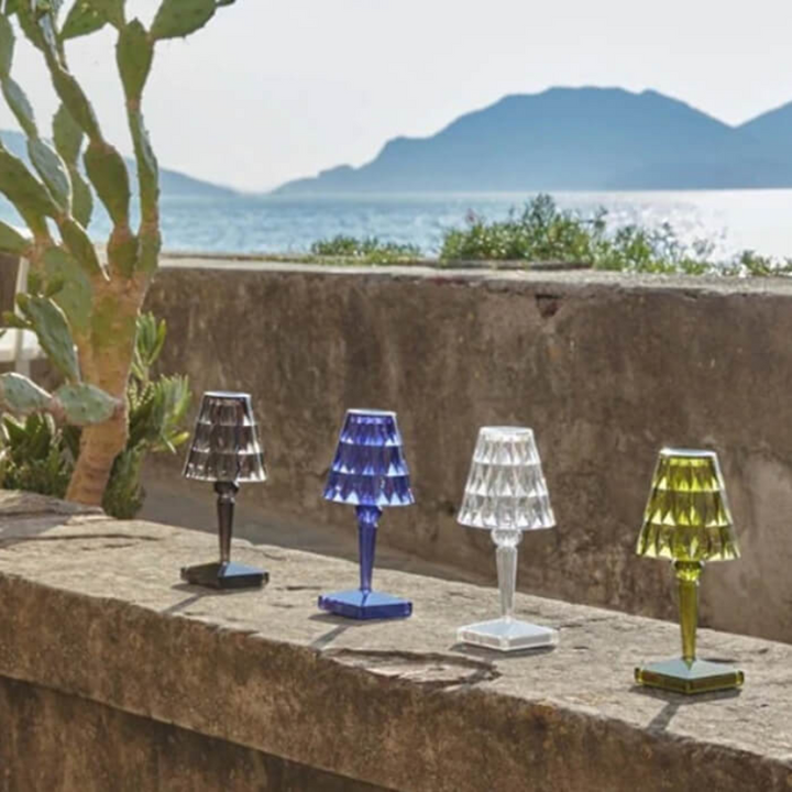 Elegante kristallen tafellamp met sprankelend kristalontwerp, zilveren accenten, ideaal voor een stijlvolle ambiance in de woonkamer.