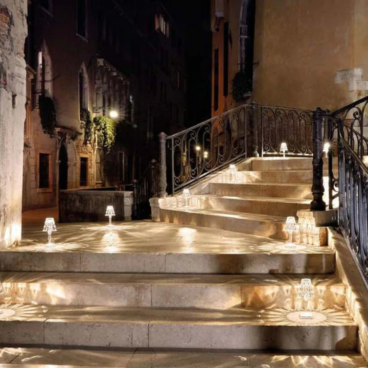 Elegante kristallen tafellamp met sprankelend kristalontwerp, zilveren accenten, ideaal voor een stijlvolle ambiance in de woonkamer.