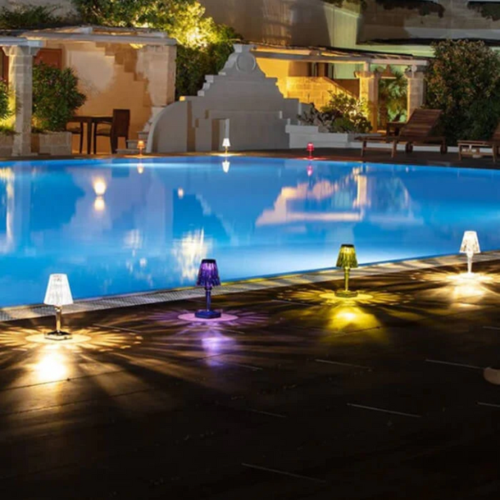 Elegante kristallen tafellamp met sprankelend kristalontwerp, zilveren accenten, ideaal voor een stijlvolle ambiance in de woonkamer.