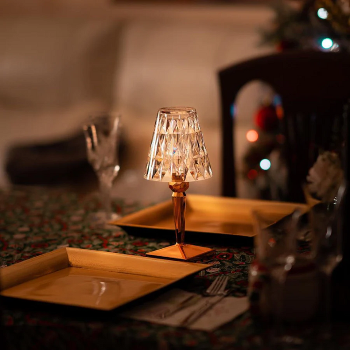 Elegante kristallen tafellamp met sprankelend kristalontwerp, zilveren accenten, ideaal voor een stijlvolle ambiance in de woonkamer.