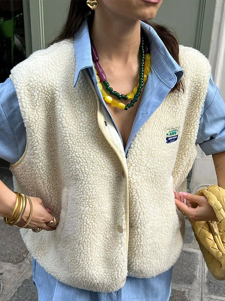 Elegant heren lamswollen vest, beige, zachte textuur, perfecte pasvorm voor stijlvolle outfits, veelzijdig te combineren.