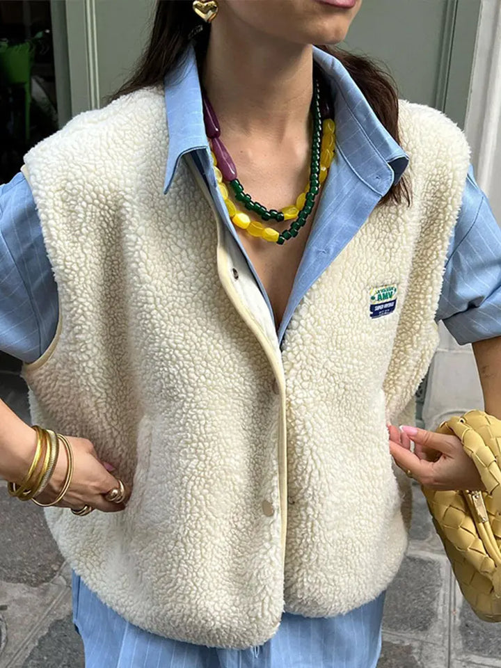 Elegant heren lamswollen vest, beige, zachte textuur, perfecte pasvorm voor stijlvolle outfits, veelzijdig te combineren.