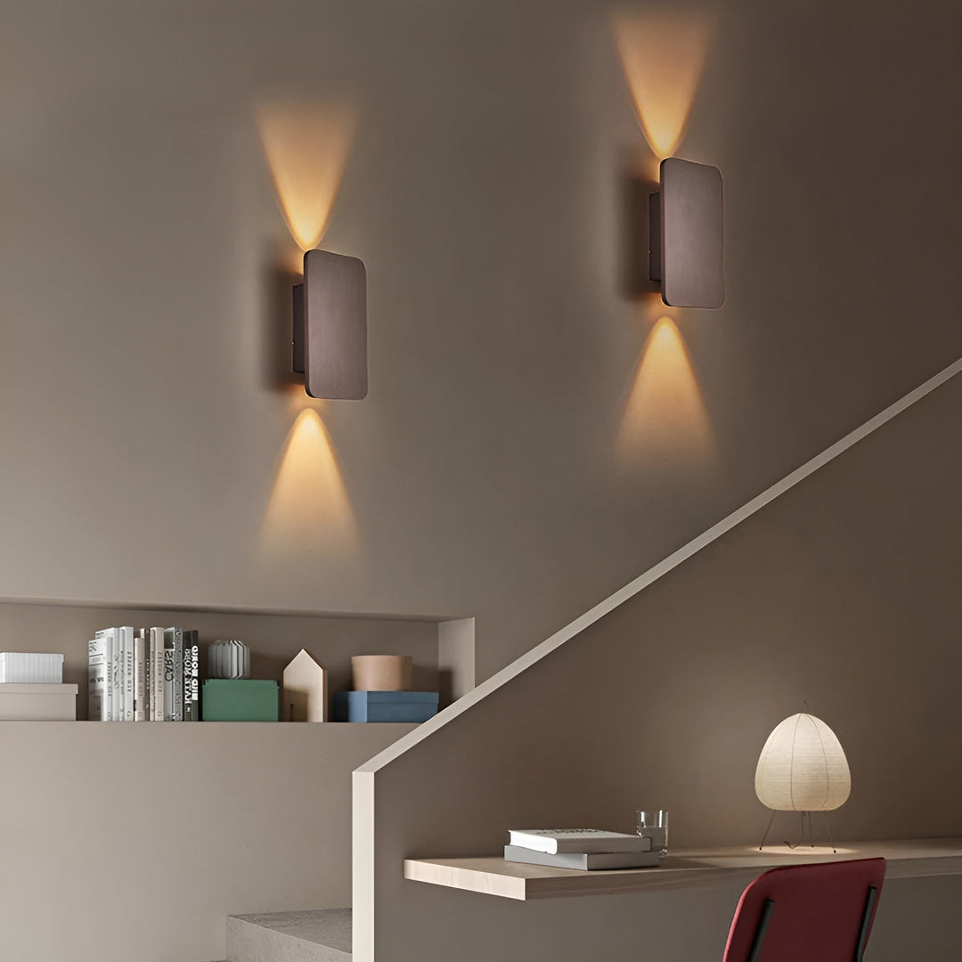 Elegante LED-wandlamp met modern, rechthoekig aluminium design, voor een zachte, niet-verblindende gloed.