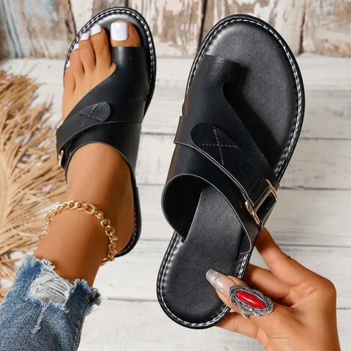 Elegante leren orthopedische sandalen voor dames, met verstelbare bandjes en een anatomisch voetbed voor optimaal draagcomfort.