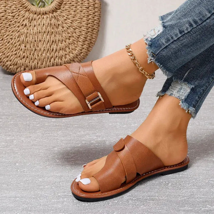 Elegante leren orthopedische sandalen voor dames, met verstelbare bandjes en een anatomisch voetbed voor optimaal draagcomfort.