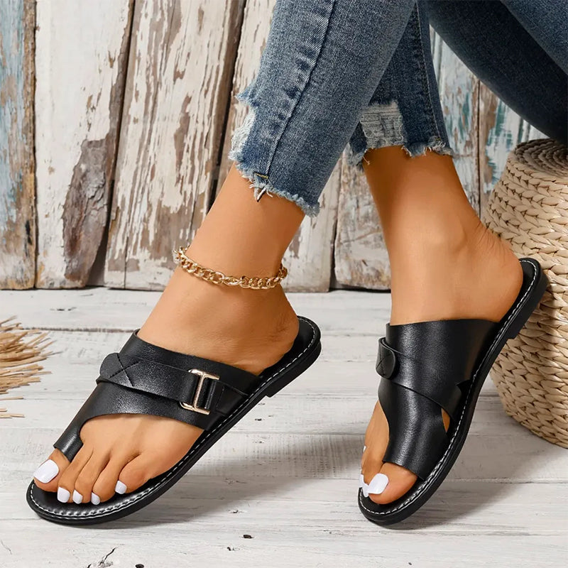 Elegante leren orthopedische sandalen voor dames, met verstelbare bandjes en een anatomisch voetbed voor optimaal draagcomfort.