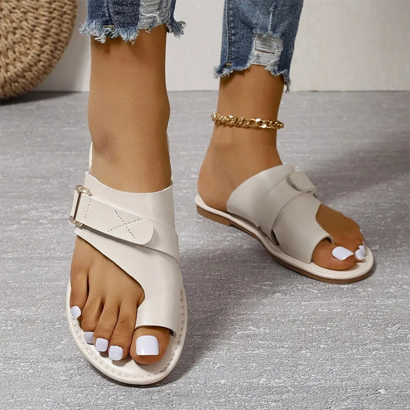 Elegante leren orthopedische sandalen voor dames, met verstelbare bandjes en een anatomisch voetbed voor optimaal draagcomfort.