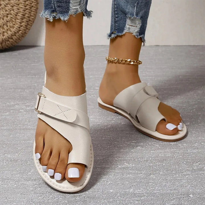 Elegante leren orthopedische sandalen voor dames, met verstelbare bandjes en een anatomisch voetbed voor optimaal draagcomfort.