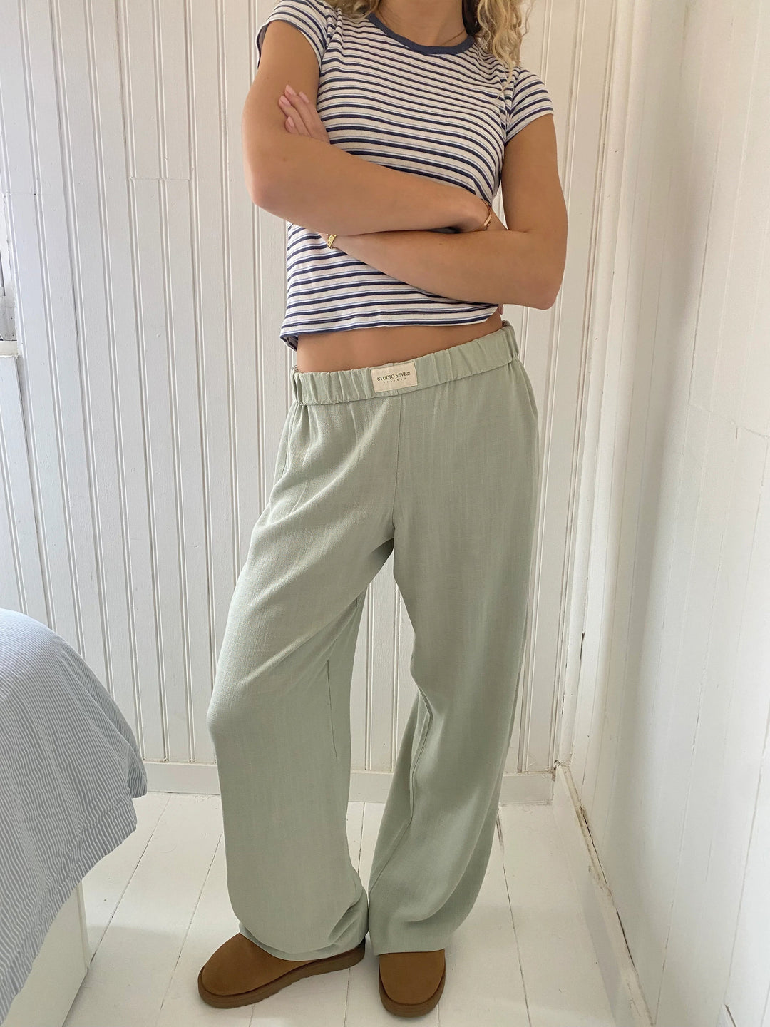 Comfortabele gestreepte loungebroek voor dames met wijde pijpen en elastische tailleband.
