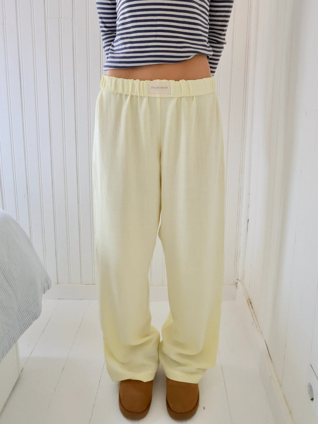 Dames loungebroek met stijlvol streepjespatroon in roze, ideaal voor ontspanning.