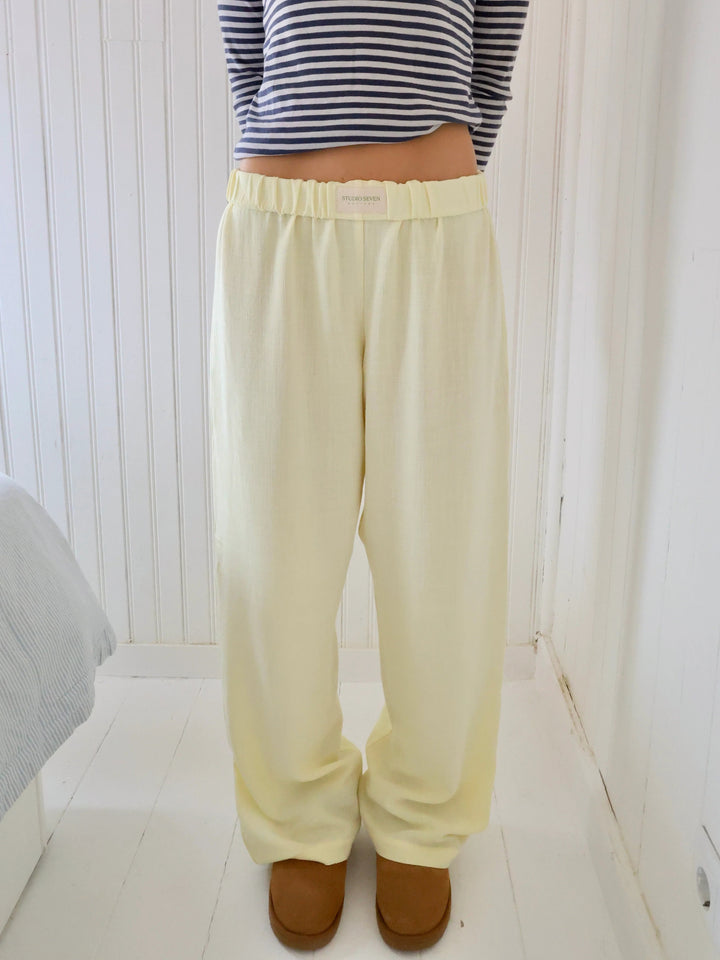 Dames loungebroek met stijlvol streepjespatroon in roze, ideaal voor ontspanning.